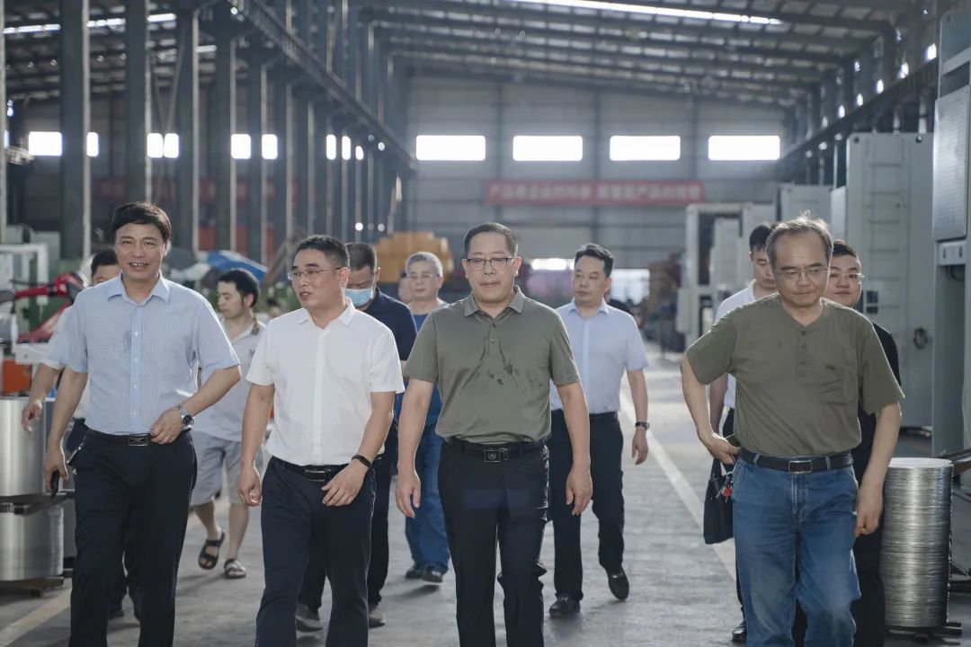 衡東縣縣委副書記、縣長(zhǎng)對(duì)朝陽(yáng)集團(tuán)自動(dòng)化生產(chǎn)線進(jìn)行視察